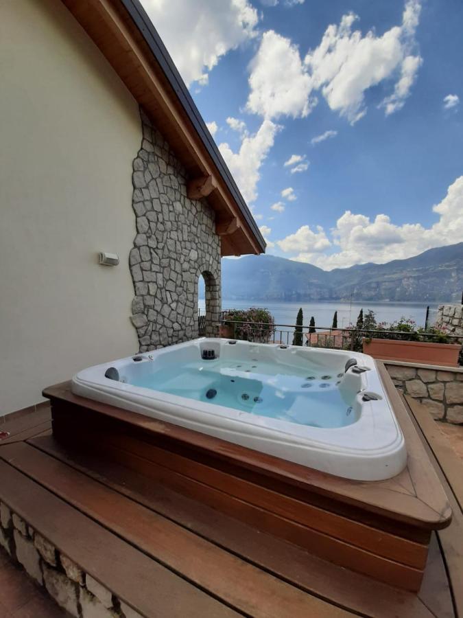 Deluxe Con Idromassaggio: Panorama Sul Di Garda Apartment