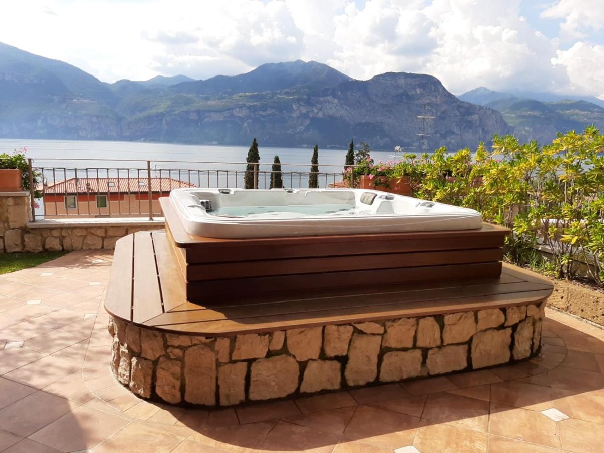 Deluxe Con Idromassaggio: Panorama Sul Di Garda Apartment *
